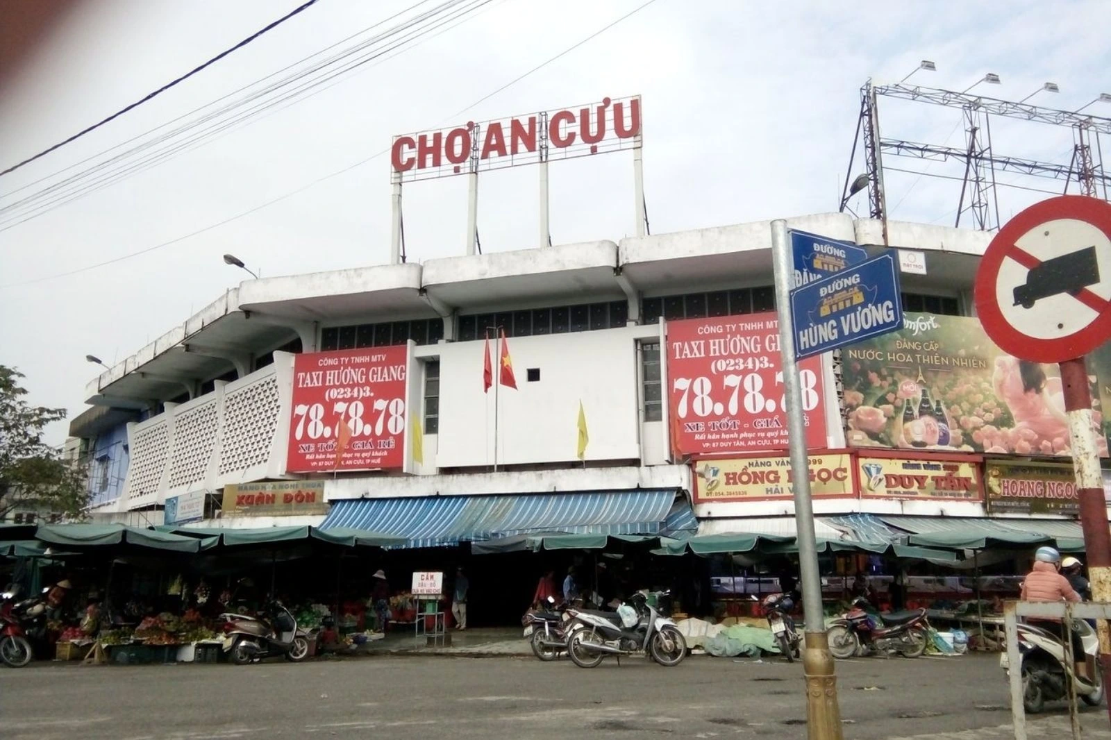 An Cuu Market: The Hub of Rustic Local Dishes