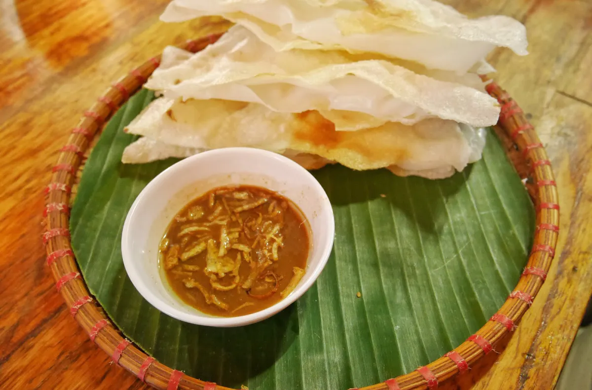 Banh Dap - Smashed Rice Paper Snack in Hoi An, Vietnam