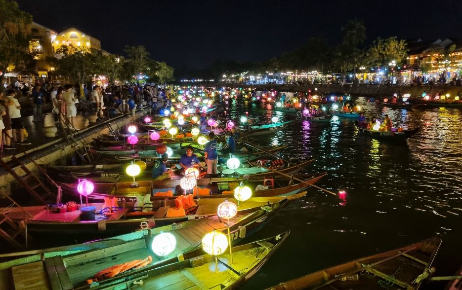 Colorful lanterns lighting up Hoi An night market by the river