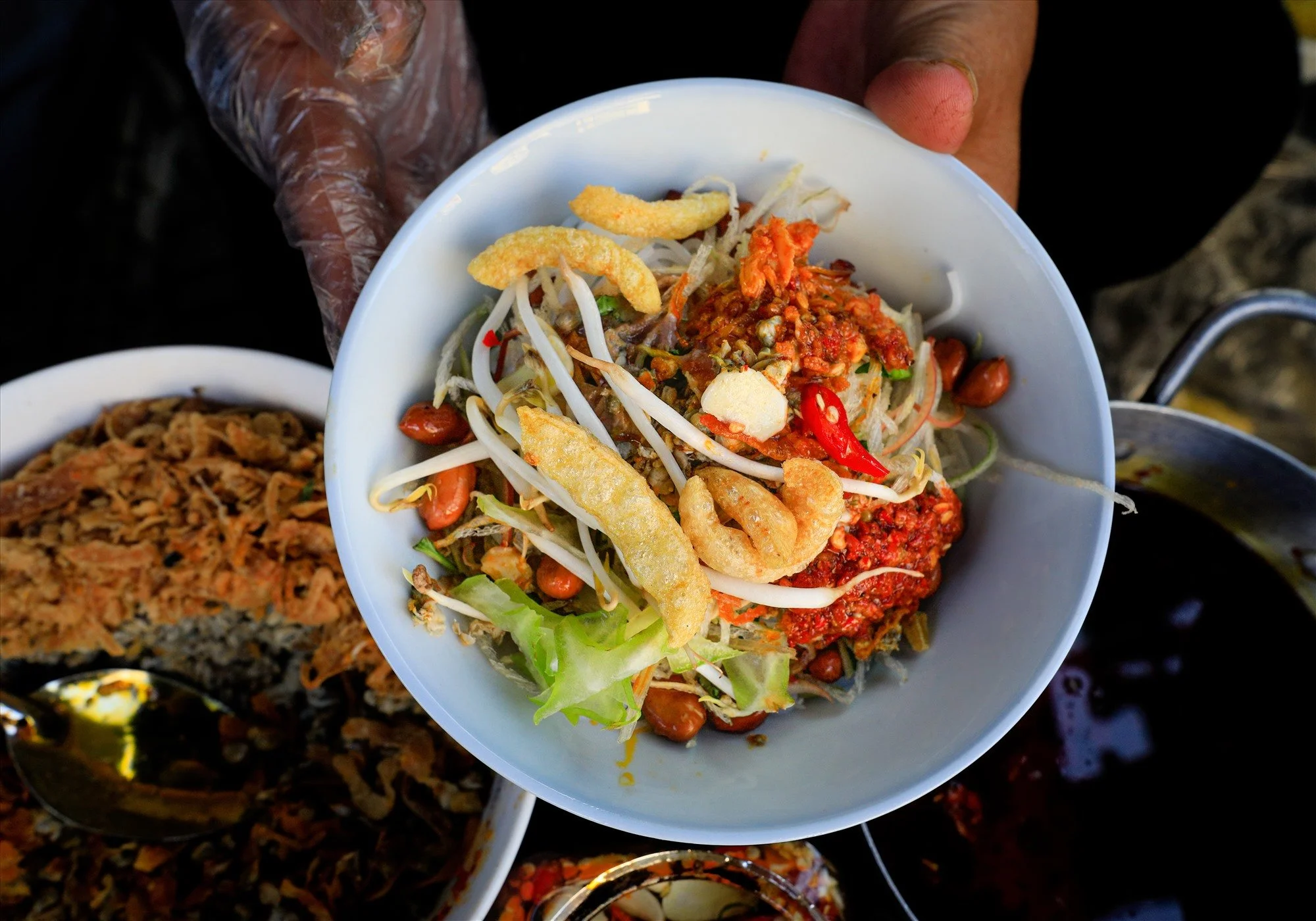 Com Hen (Clam Rice) – A Symphony of Humble Ingredients