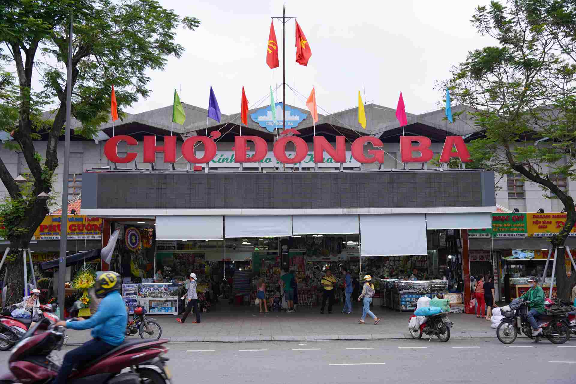 Dong Ba Market Travel Guide: What To Eat And Buy