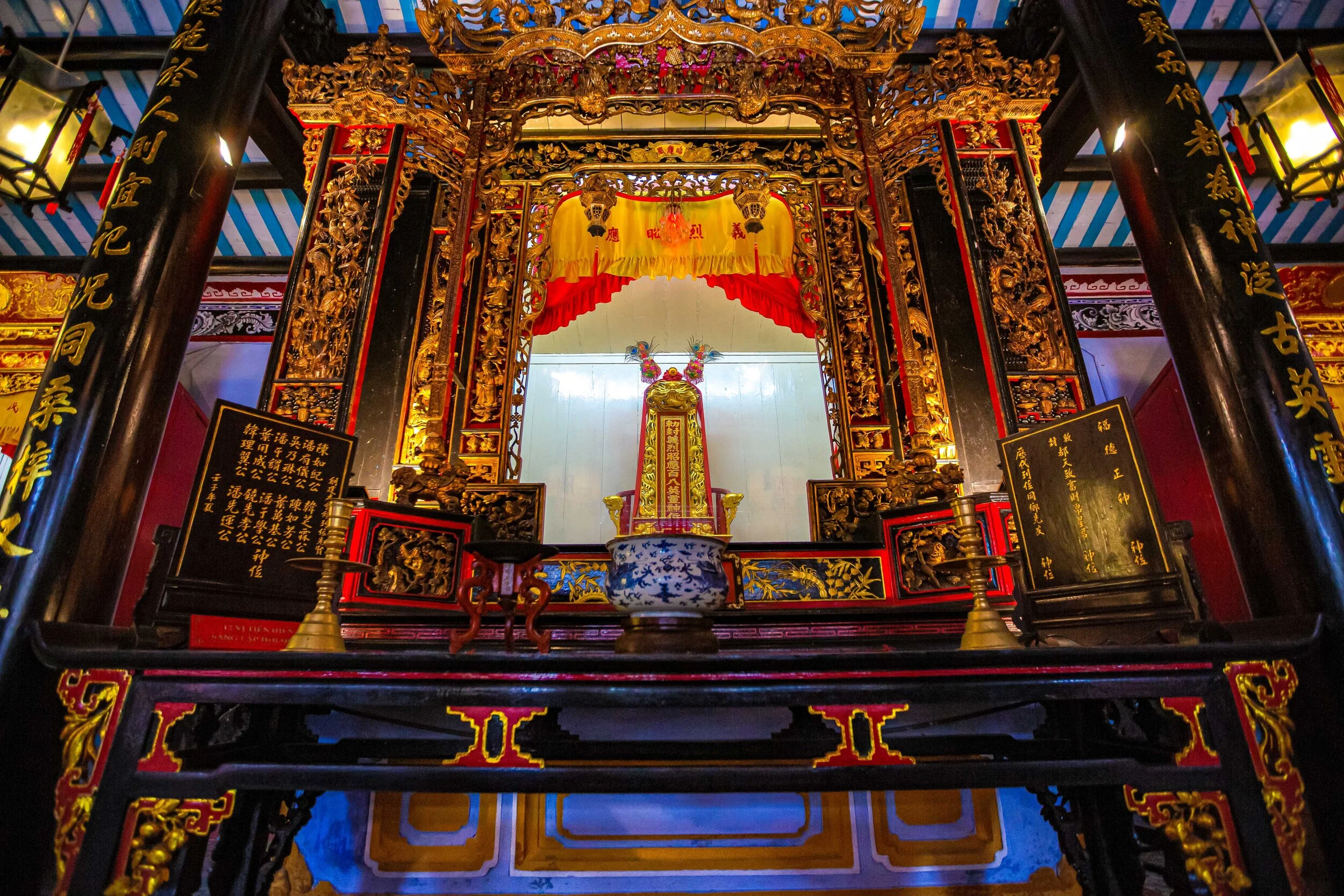 Dragon carving decoration in a traditional Chinese temple