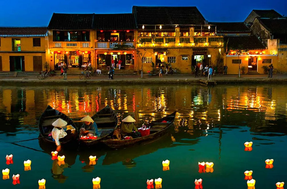 Experience of releasing prayer lanterns in the ancient town