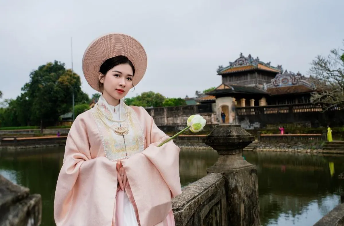 Hue imperial costume