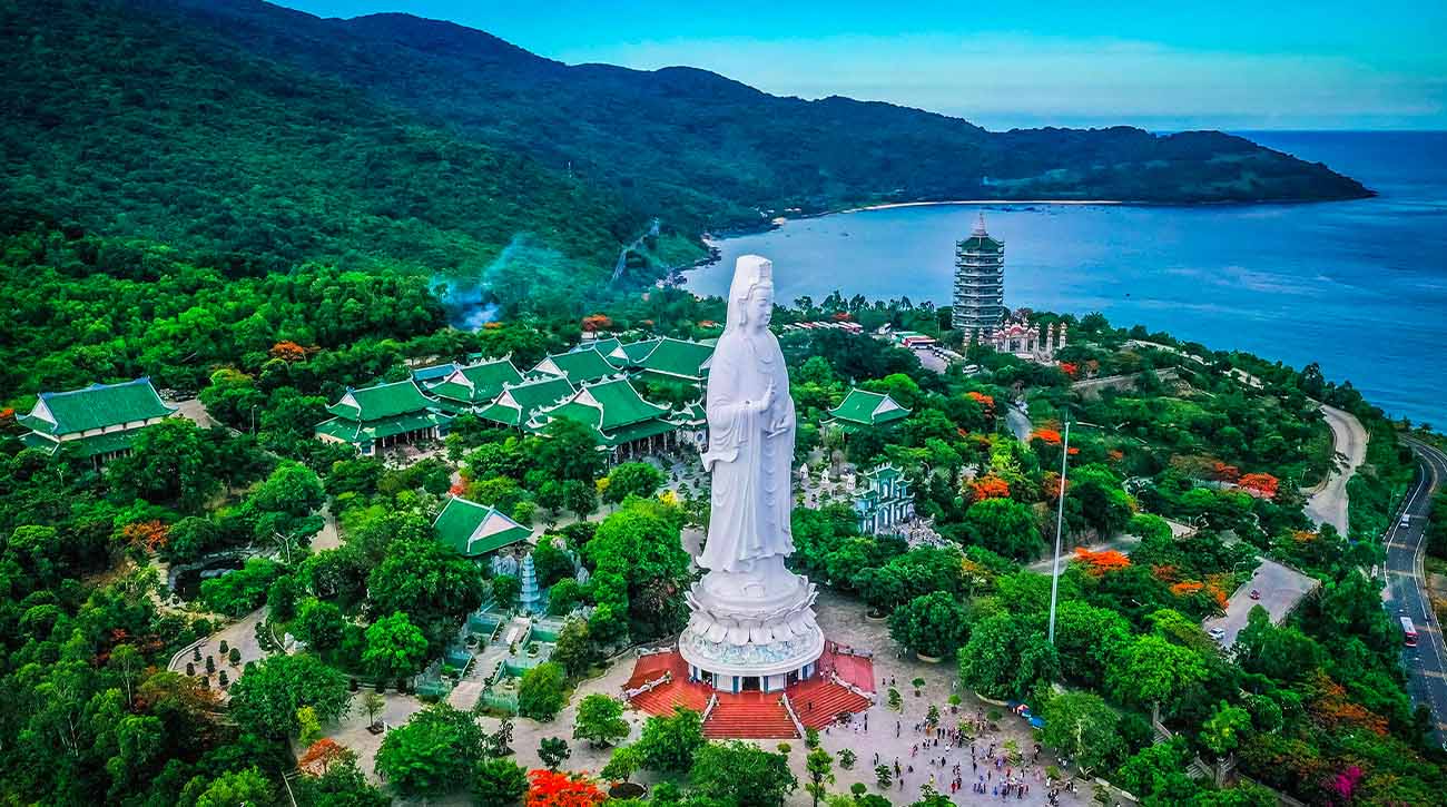 Lady Buddha statue at Linh Ung Pagoda overlooking the sea