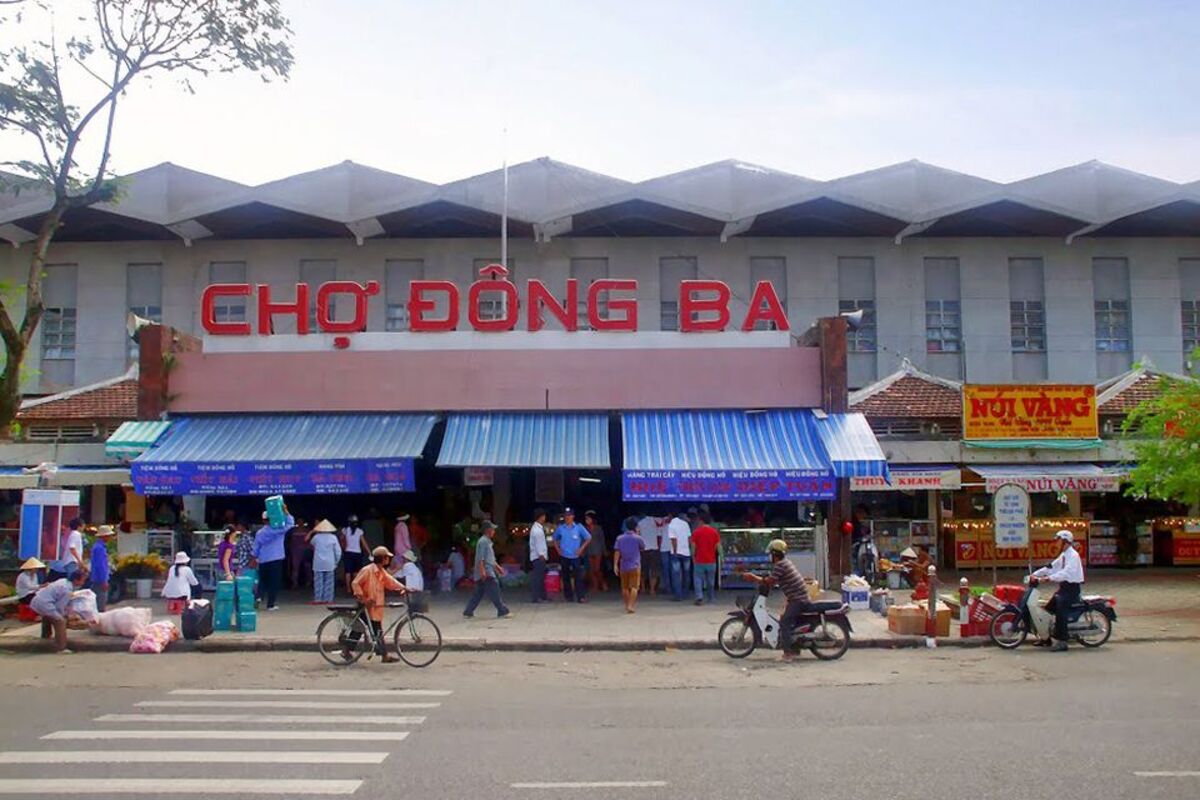 Local vendors and street food stalls at Dong Ba Market