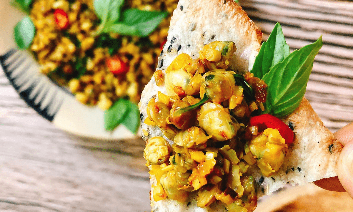 Smash Rice Paper with Sautéed Baby Clams (Banh Dap – Hen Tron)