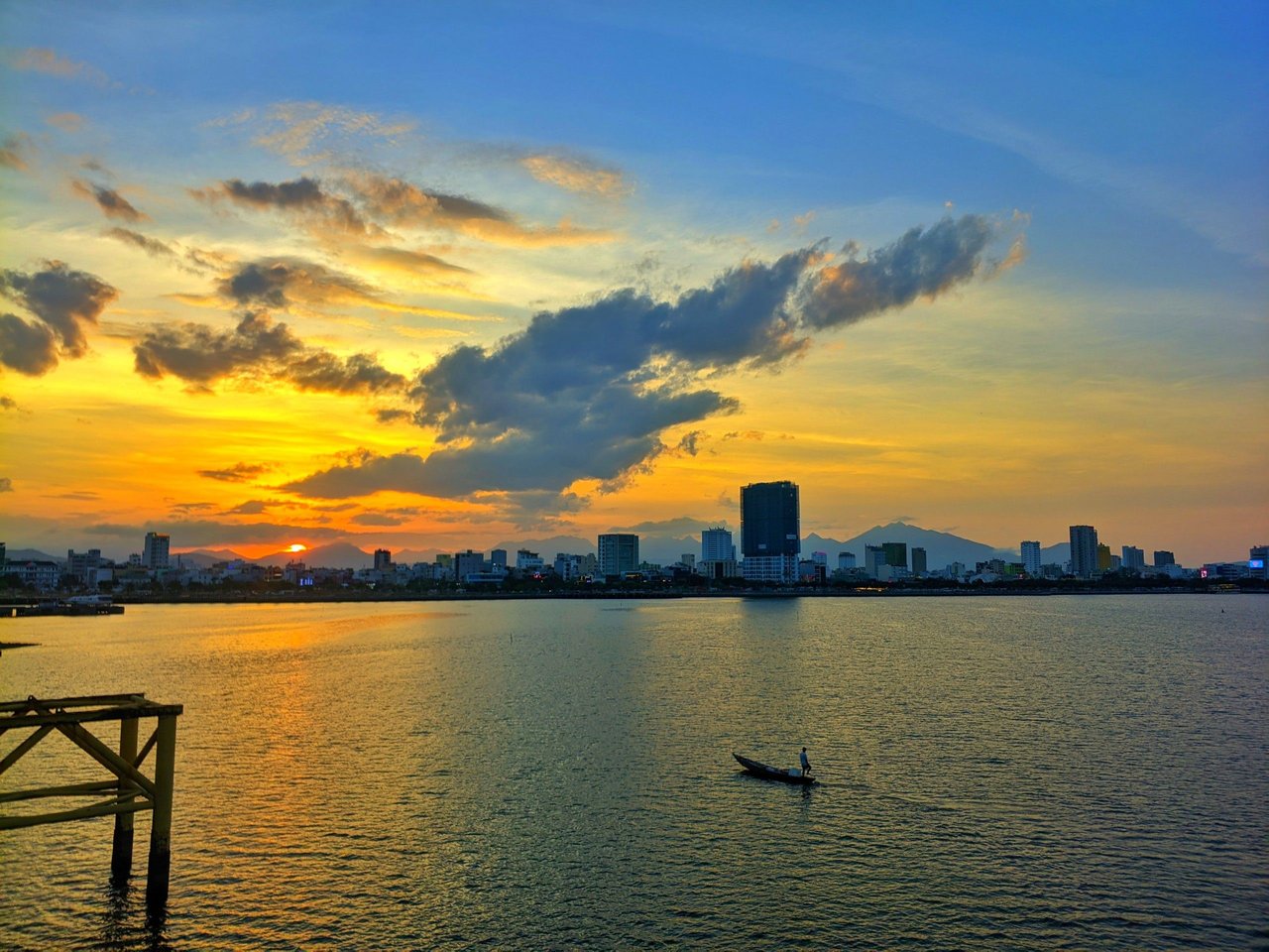 Sunset over the Han River before city lights appear