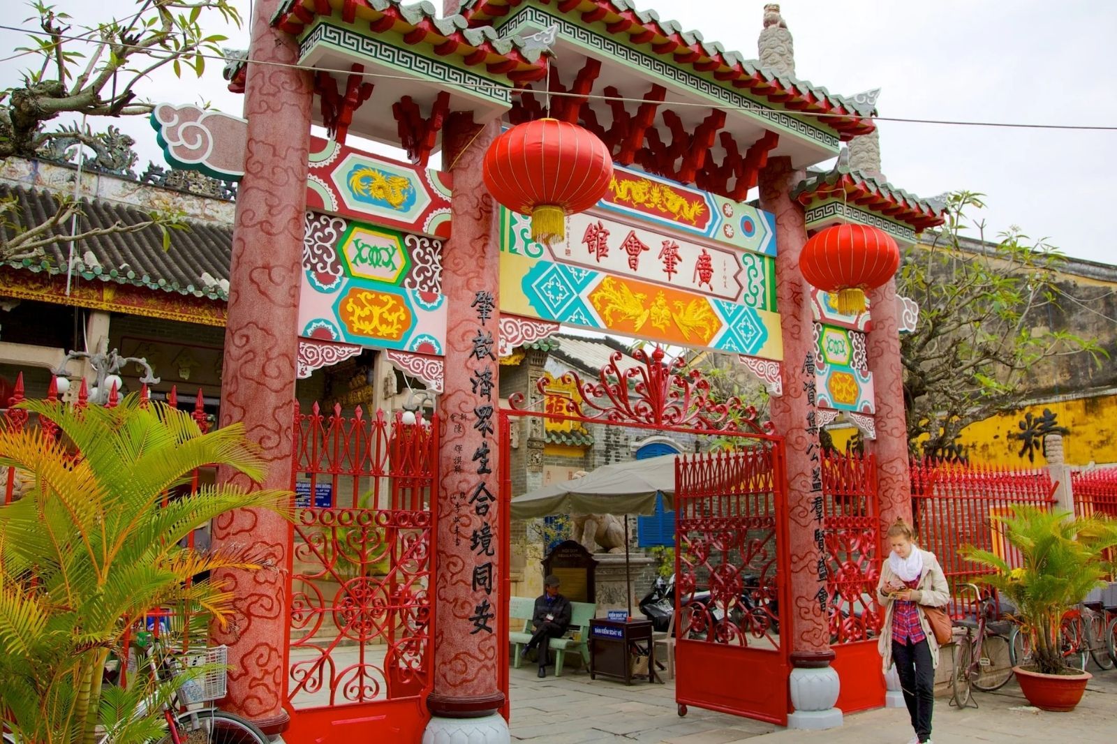 Traditional ceramic and architectural details in an old Chinese temple
