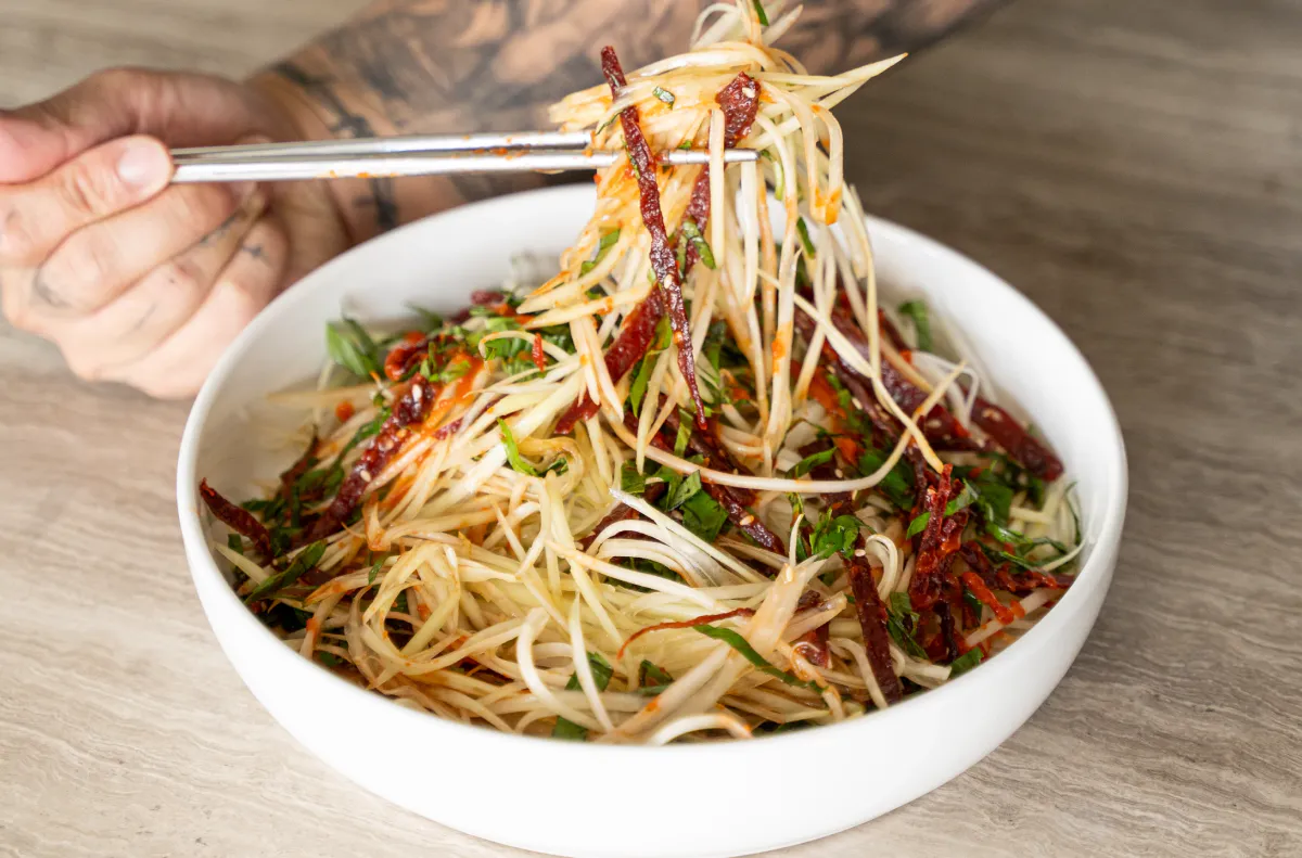 Vietnamese Green Papaya Salad / Goi Du Du - feedthepudge