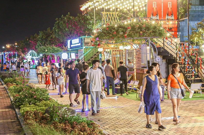 Visitors enjoying a safe evening walk in Da Nang