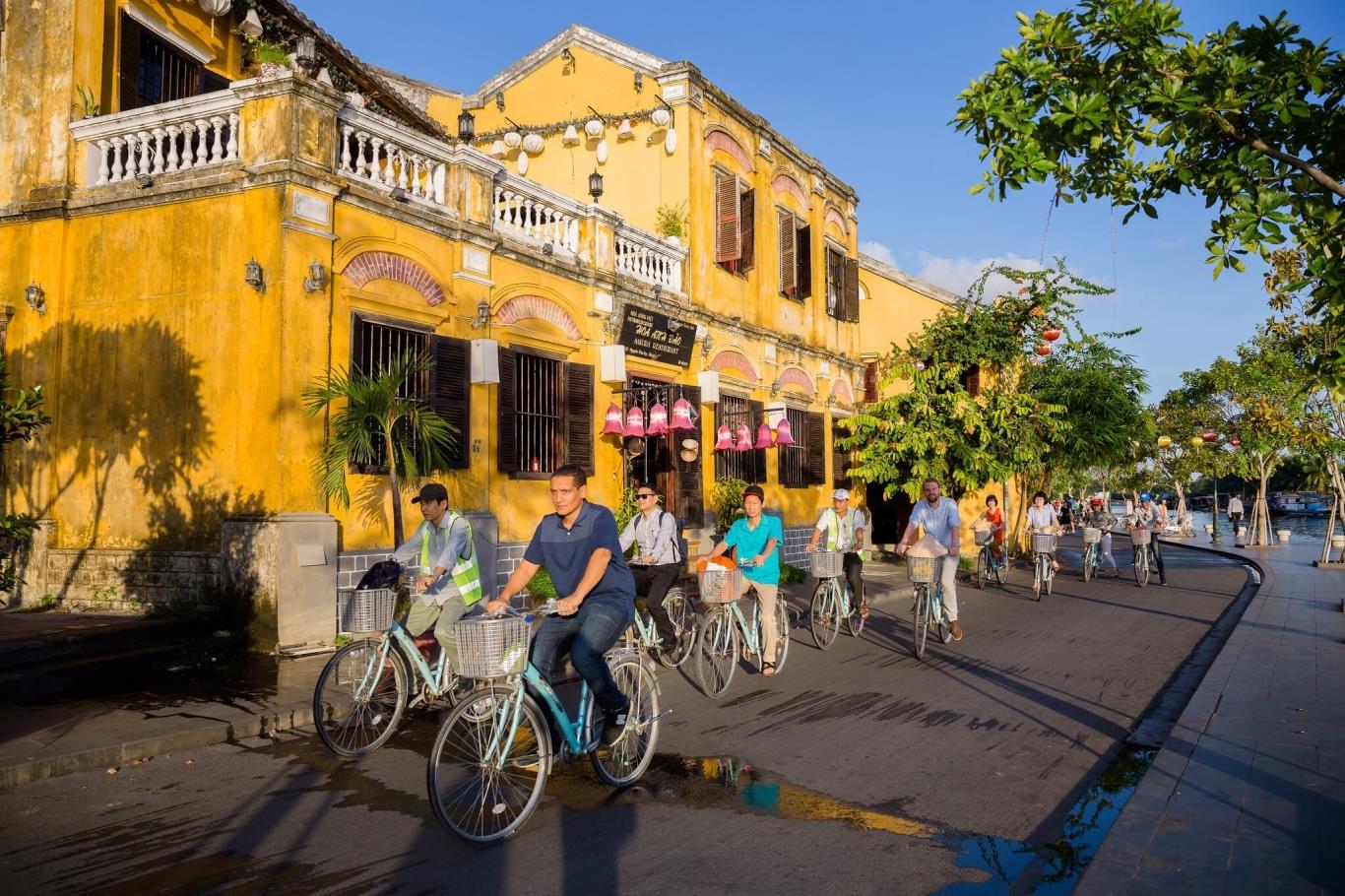 Bicycles and walking paths in Hoi An old town streets